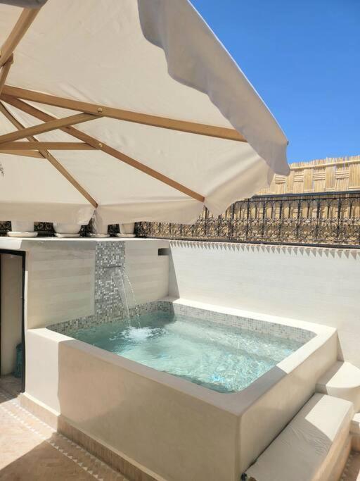 Riad Isahiac Avec Piscine En Exclusivite Marrakesh Buitenkant foto